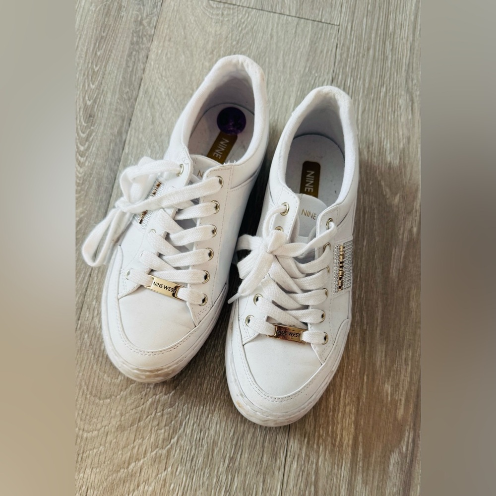 💥 $10 STEAL! NINE WEST White Casual Sneakers Gold Detail Low-Top Tennis Shoes❤️